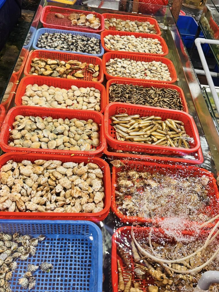 Các món ốc và hải sản đồng giá tại quán hải sản Đà Nẵng giá rẻ Năm Rảnh