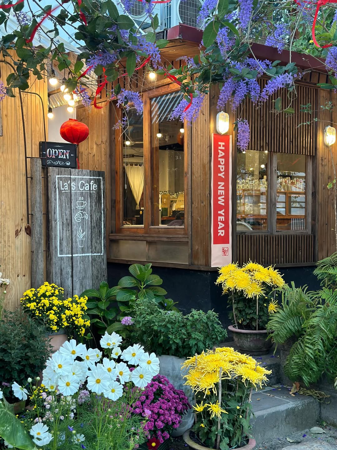 Không gian làm việc xanh mát tại La's Cafe Đà Nẵng