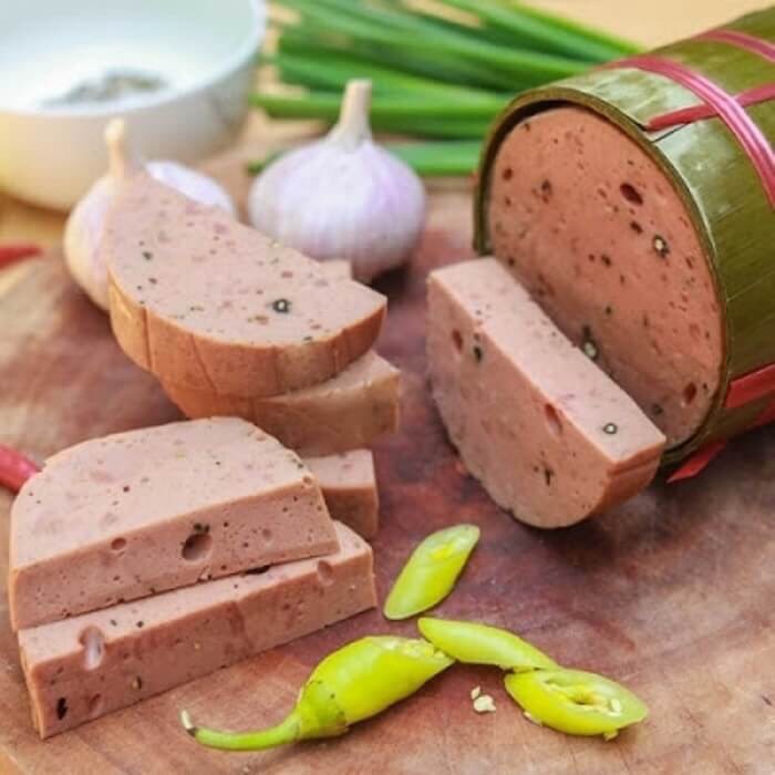 Chả bò Đà Nẵng loại 1 cắt lát hồng hào thơm ngon tại cửa hàng Bà Hường