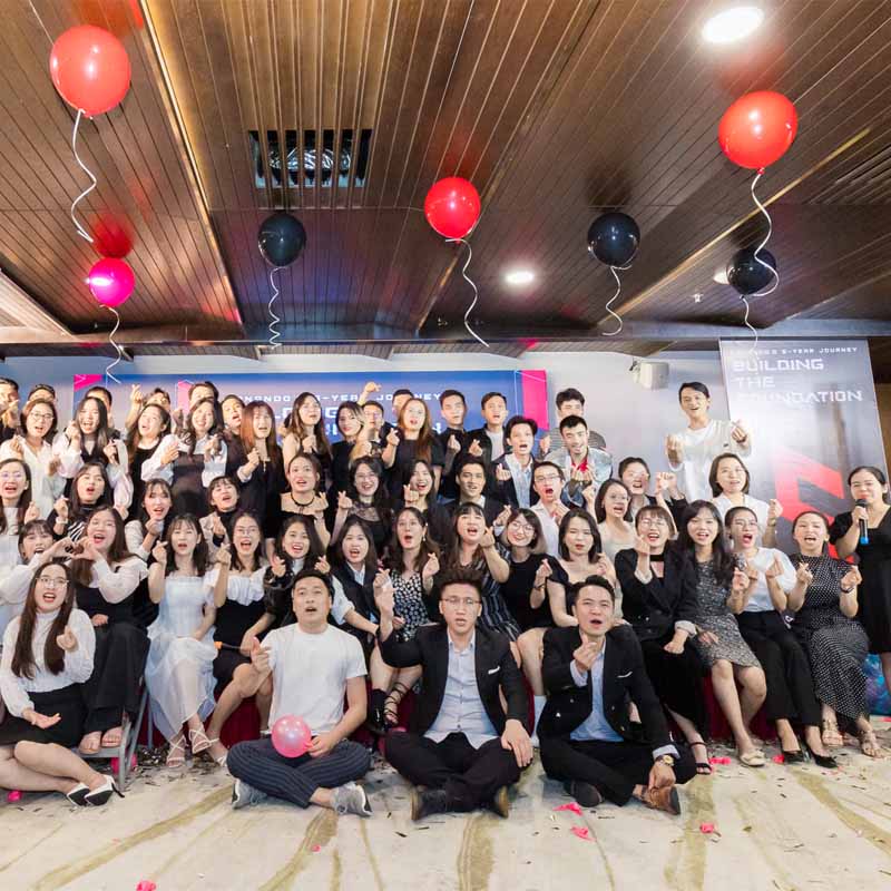 Conando nhân viên dự tiệc chào mừng 