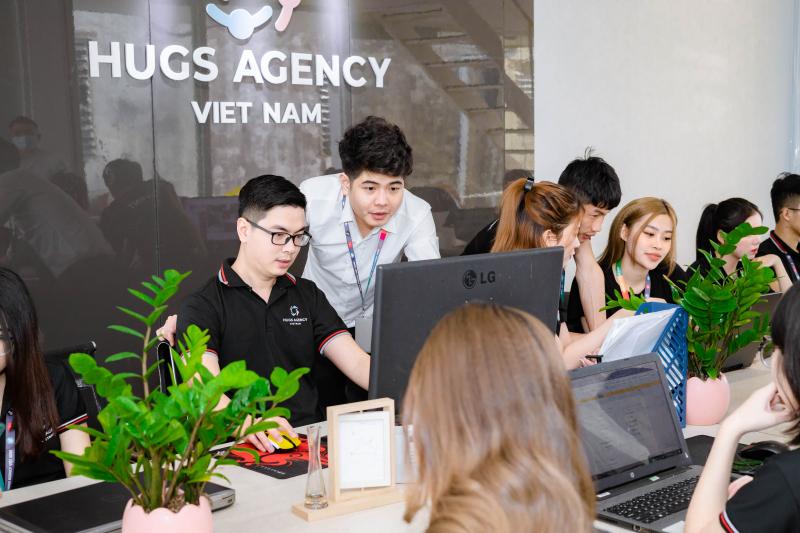 đội ngũ nhân viên chuyên môn Hugs Agency