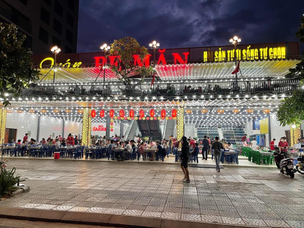 Nhà hàng hải sản Bé Mặn Đà Nẵng với không gian nhộn nhịp và các bể hải sản tươi sống