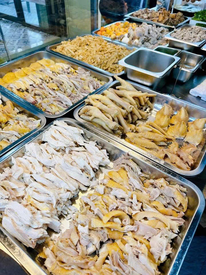 thịt gà tươi ngon ở phở gà Khánh Linh