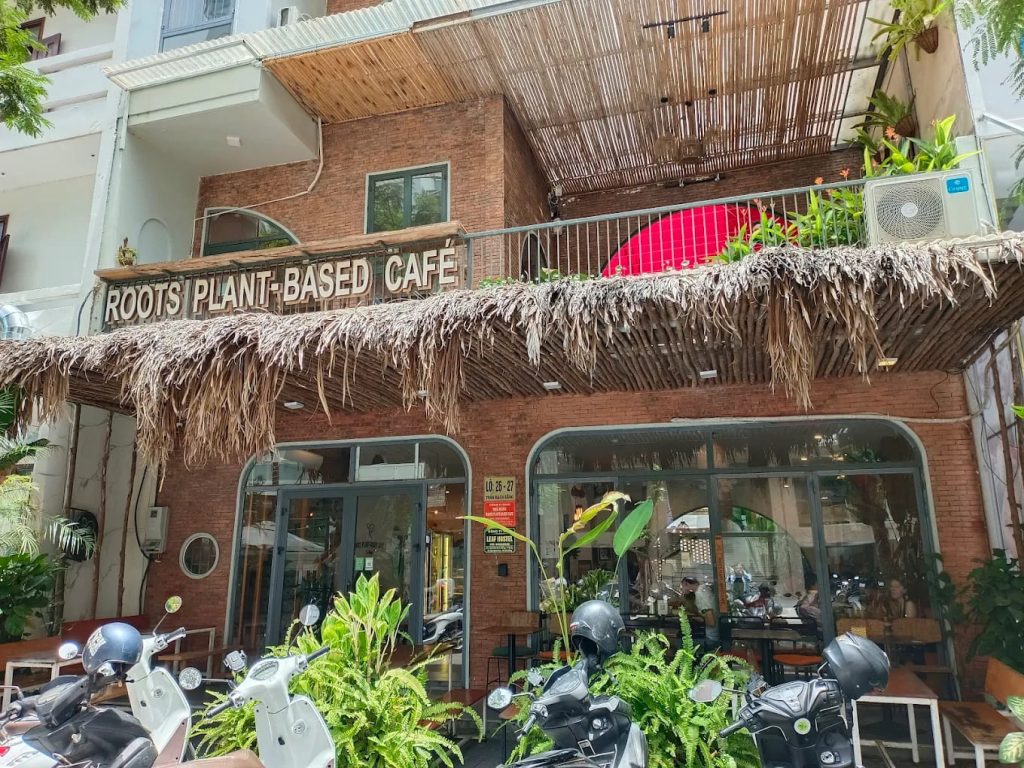 bảng hiệu nhà hàng Roots Plant-Based Cafe