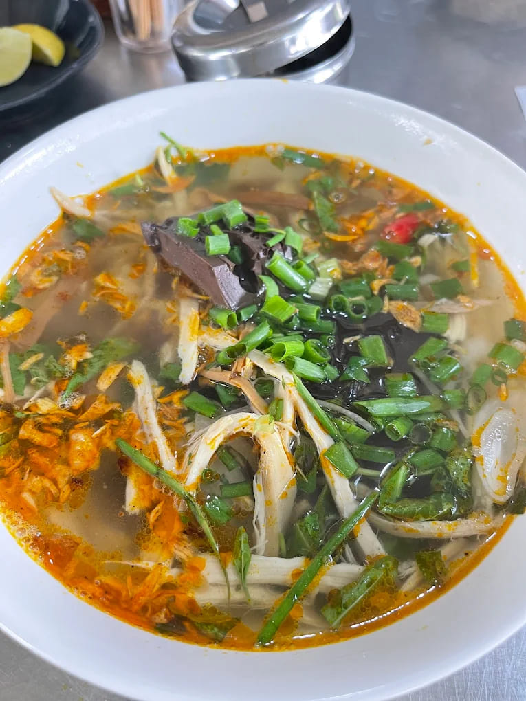 bún măng gà cay đậm vị cô Hạnh